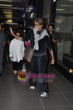 Amitabh Bachchan and Jaya Bachchan return from London in Mumbai Airport on 26th May 2011 (13).JPG